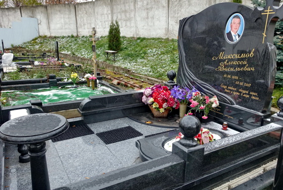 Гранитная мемориальная композиция с участками антискользящего покрытия
