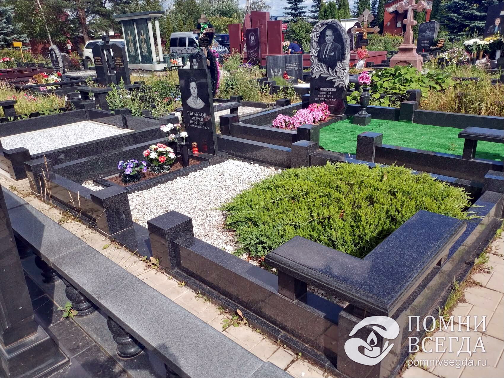 Широкая круглая клумба без бортов и покрытие каменной крошкой